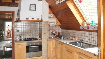 Coffee/tea maker, fridge, microwave, oven