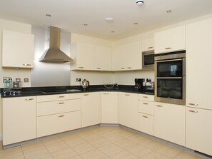 Lavastoviglie, pentole/stoviglie/utensili, freezer