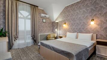 Hypo-allergenic bedding, blackout curtains, iron/ironing board