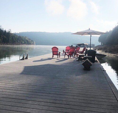 Lakefront 5 BR Vacation Home w/Large Private Dock-  Only 12 Steps  to the lake!