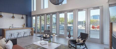 テレビ、暖炉、テレビゲーム、DVD プレーヤー