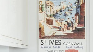 Une affiche de voyage représentant Saint-Ives, en Cornouailles, mettant en valeur ses magnifiques plages et ses eaux idéales pour la baignade.