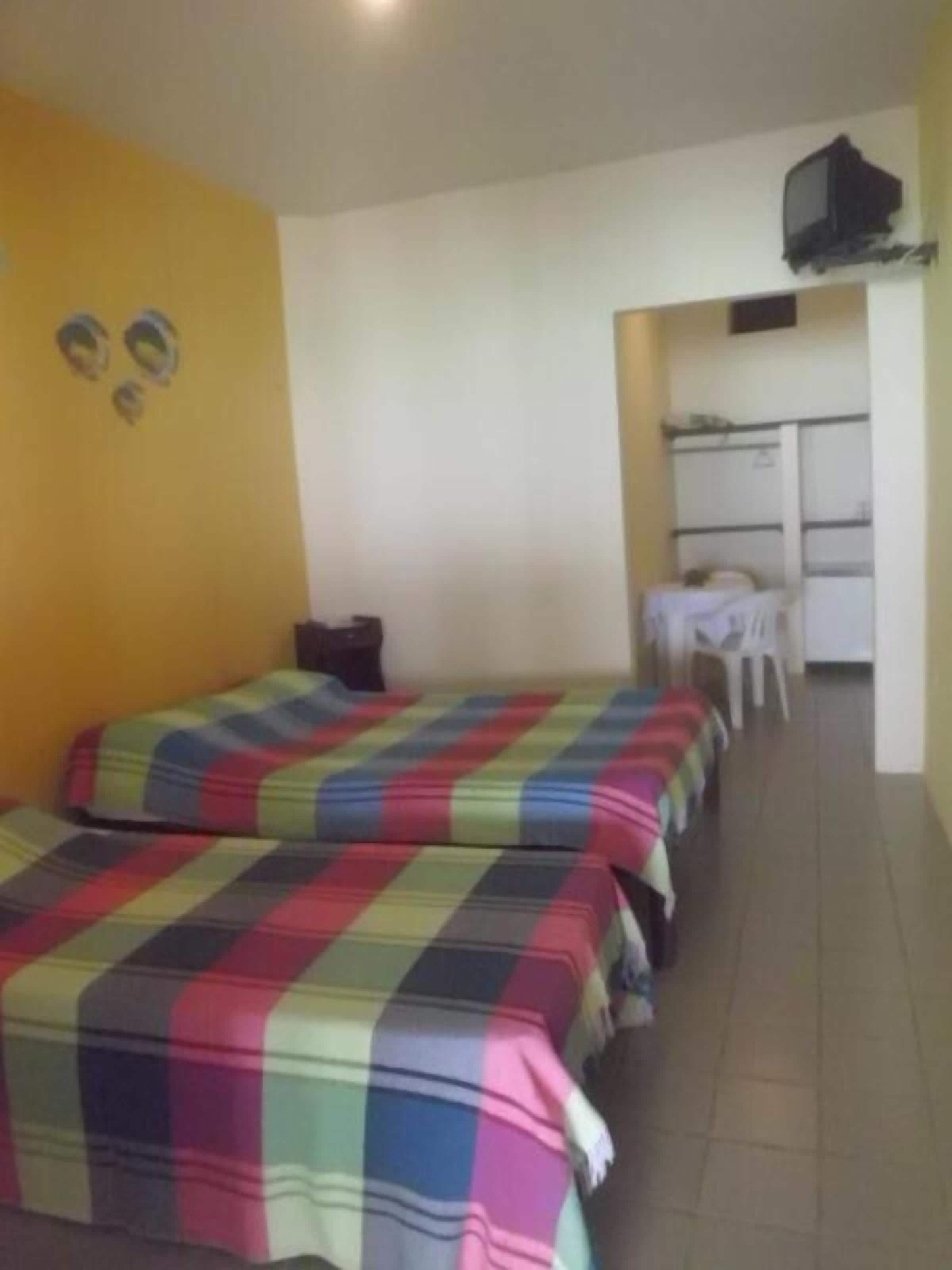Frigobar, escrivaninha, cortinas blackout, ferros/tábuas de passar roupa