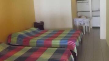 Frigobar, escrivaninha, cortinas blackout, ferros/tábuas de passar roupa