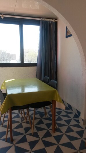 Interior - APARTMENT, quiet, right on the water, close to the port (Leucate)