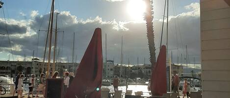 تناول الطعام بالخارج