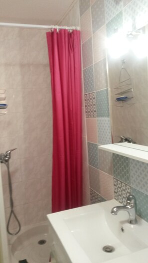 Shower, hair dryer - APARTMENT, quiet, right on the water, close to the port (Leucate)