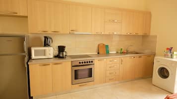 Double Room, Balcony | Shared kitchen facilities | Full-size fridge, microwave, oven, stovetop