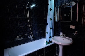 Bathroom - The English Hostel (Tirana)