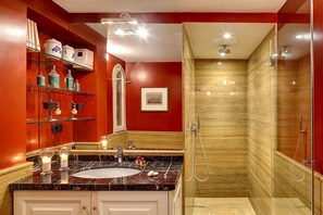 Douche, sèche-cheveux, bidet, serviettes fournies