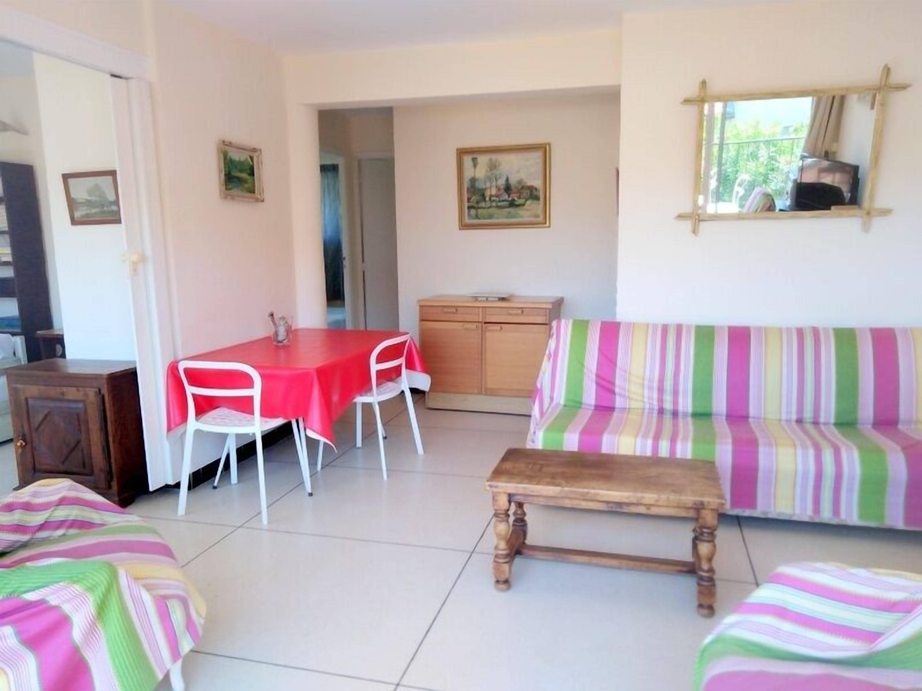 Fernseher, DVD-Player, Bücher