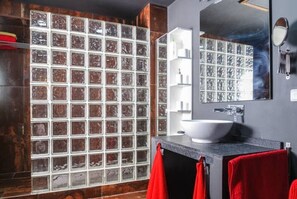 Douche, sèche-cheveux, bidet, serviettes fournies