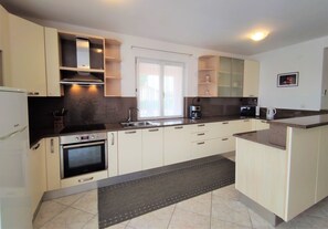 Jääkaappi, mikroaaltouuni, uuni, liesi