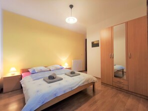 3 bedrooms, travel crib, free WiFi, bed sheets - Apartment Rebeka with sea view - pure comfort and relaxation! (Pula)