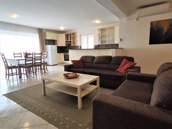 TV - Apartment Rebeka with sea view - pure comfort and relaxation! (Pula)