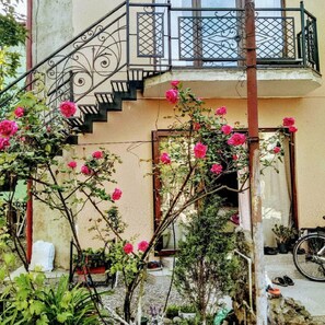 1 bedroom, premium bedding, down duvets, individually decorated - Batumi Wonderland Guest House (Batumi)
