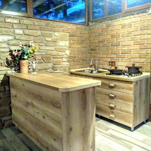 Fridge, microwave, oven, stovetop - Batumi Wonderland Guest House (Batumi)