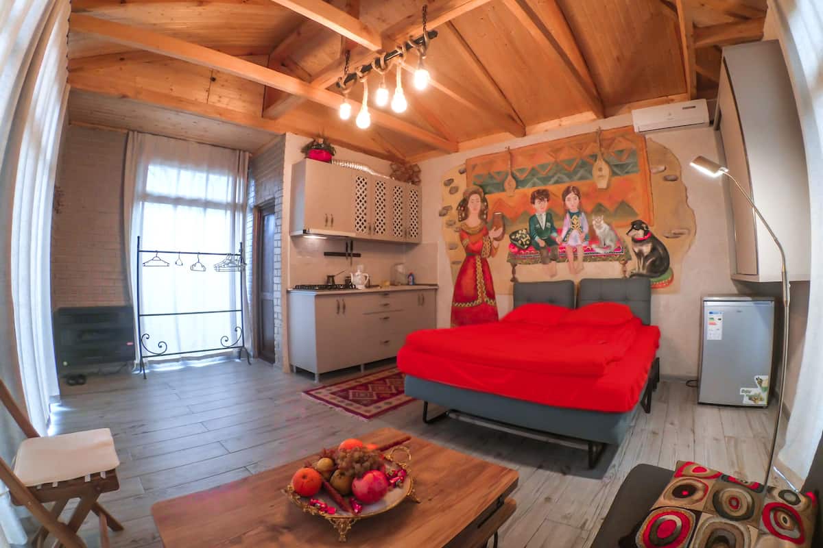 Deluxe studio, 1 slaapkamer, uitzicht op tuin | 1 slaapkamer, luxe beddengoed, donsdekens, een bureau