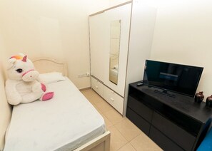 Basic Single Room, 1 Large Twin Bed, Non Smoking, Marina View | Individually furnished, soundproofing, free WiFi, bed sheets - Crown 301 (Dubai)