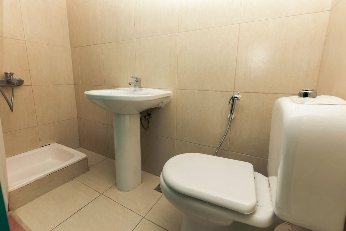 Chambre simple de base, 1 grand lit jumeau, non-fumeur, vue sur la marina | Salle de bain | Pantoufles, serviettes fournies