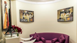 Unclassified image, 5 of 9, button - Crown 301 (Dubai)