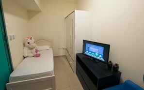 Basic Single Room, 1 Large Twin Bed, Non Smoking, Marina View | Individually furnished, soundproofing, free WiFi, bed sheets - Crown 301 (Dubai)