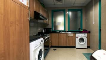 Basic Single Room, 1 Large Single Bed, Non Smoking, Marina View | Shared kitchen