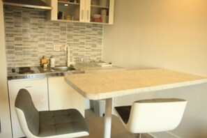 Réfrigérateur, batterie de cuisine, vaisselle et ustensiles