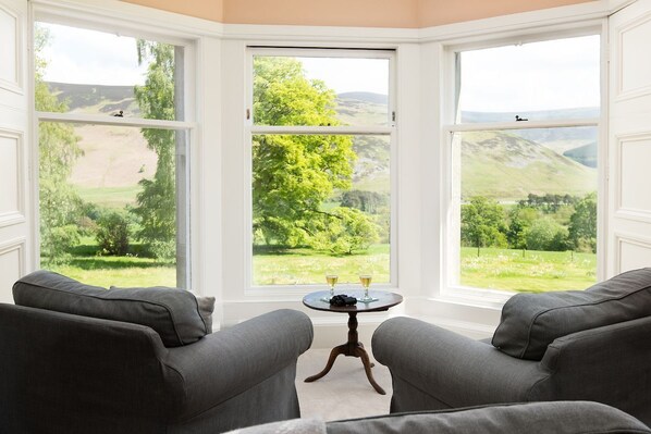 Interior - MOSSFENNAN HOUSE, Broughton - sleeps 8 with vast gardens, Wi-Fi and open fire (Broughton, Biggar)