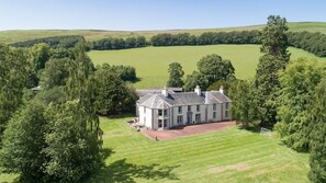Exterior - MOSSFENNAN HOUSE, Broughton - sleeps 8 with vast gardens, Wi-Fi and open fire (Broughton, Biggar)