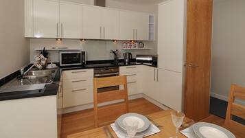 Lave-vaisselle, batterie de cuisine, vaisselle et ustensiles