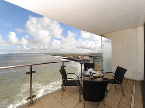 Outdoor dining - Panoramic views over the beach from a stylish apartment in a landmark building. (Westward Ho!)