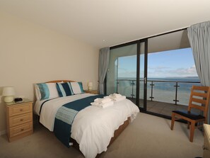 2 bedrooms, free WiFi - Panoramic views over the beach from a stylish apartment in a landmark building. (Westward Ho!)