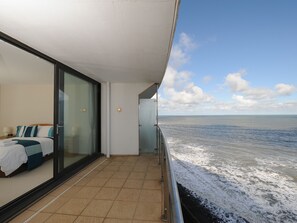 2 bedrooms, free WiFi - Panoramic views over the beach from a stylish apartment in a landmark building. (Westward Ho!)