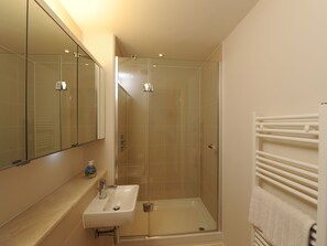 Bathroom - Panoramic views over the beach from a stylish apartment in a landmark building. (Westward Ho!)
