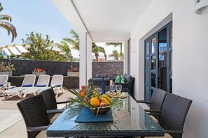Outdoor dining - Luxury villas Mamma Mía Villa A Parking & pool private (Playa Blanca)
