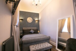 1 Schlafzimmer, Zimmersafe, Schreibtisch, Bügeleisen/Bügelbrett
