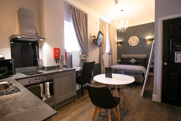 1 Schlafzimmer, Zimmersafe, Schreibtisch, Bügeleisen/Bügelbrett