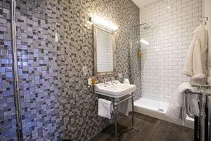 Dusche, Haartrockner, Handtücher, Seife