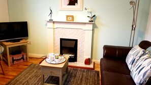 Dunshee Garden Suite | Área de estar | Smart TV 60 cm com canais via satélite, TV