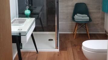 Skylark Suite (1st Floor) | Bathroom | Shower, hair dryer, towels, soap