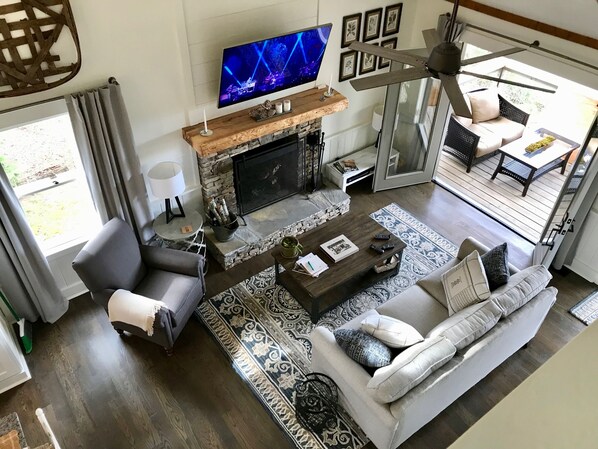 Una Smart TV, una chimenea