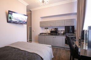 1 bedroom, in-room safe, desk, iron/ironing board