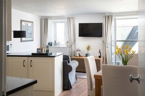 TV - Modern Central Apartment Sea Views Near to Beach (Cornwall)
