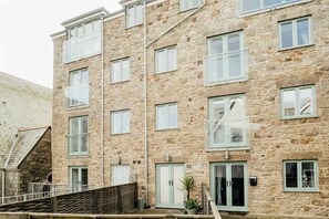 Exterior - Modern Central Apartment Sea Views Near to Beach (Cornwall)