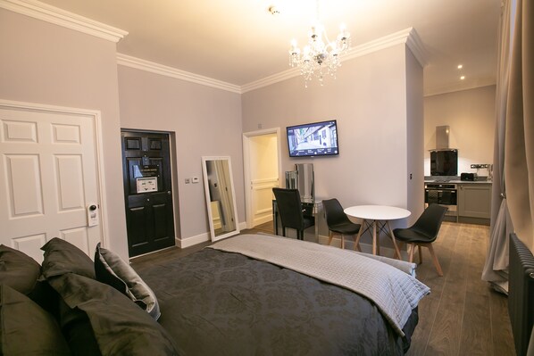 1 bedroom, in-room safe, desk, iron/ironing board