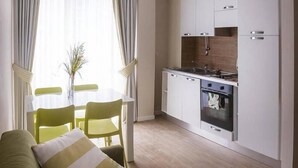 A modern apartment with a living room, a dining area, and a kitchen. - Resort Cupra (Cupra Marittima)