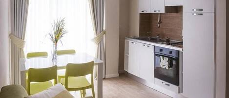 Un apartamento moderno con sala de estar, comedor y cocina.