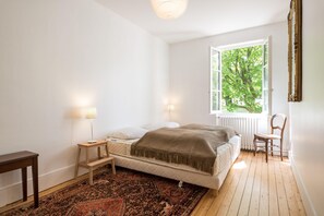 8 bedrooms, iron/ironing board, WiFi, bed sheets