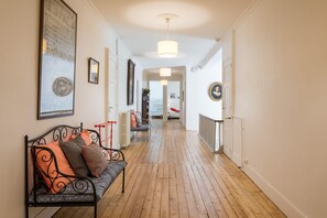 Interior - La Verdière - Vast classical property (Irigny)